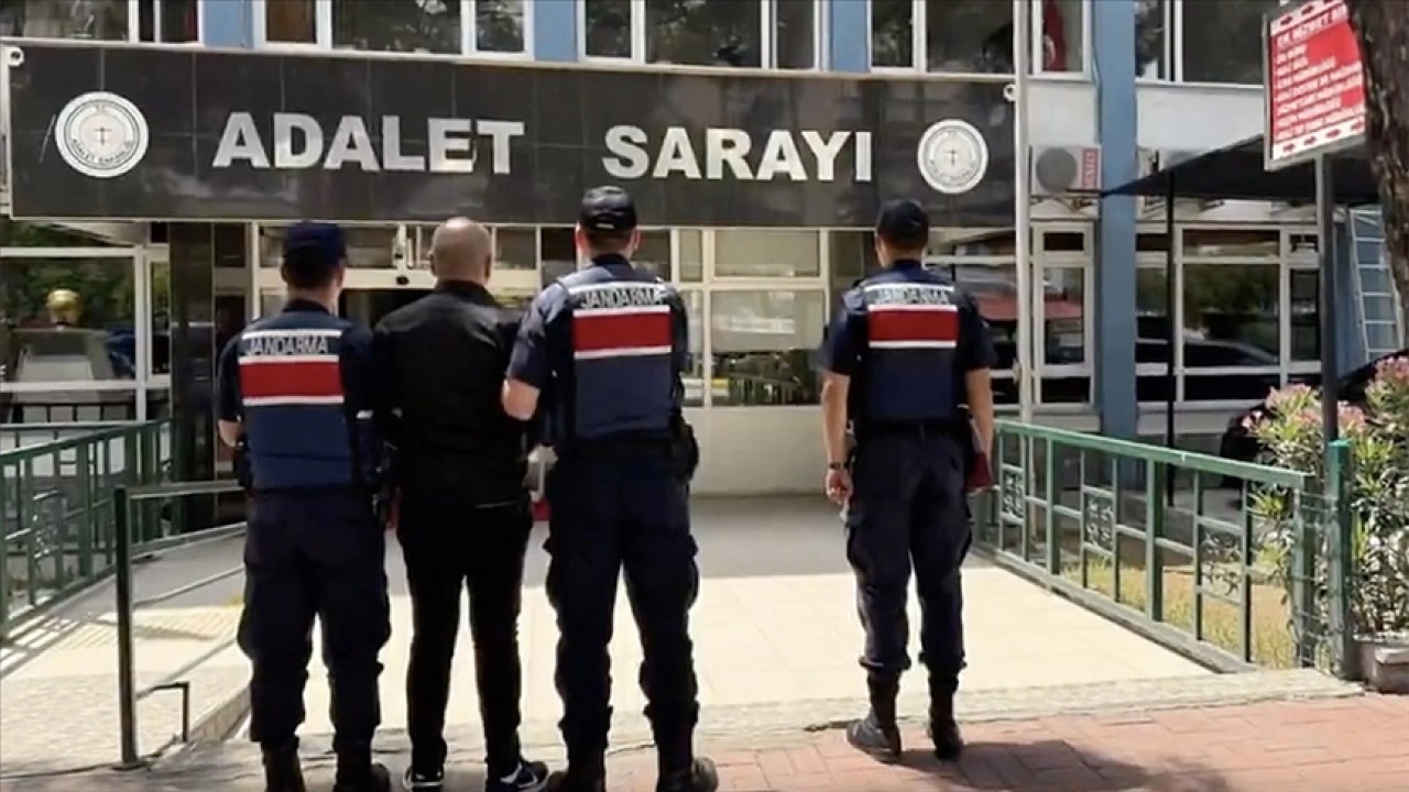 FETÖ'ye yönelik operasyonlarda gözaltına alınan 33 şüpheli tutuklandı