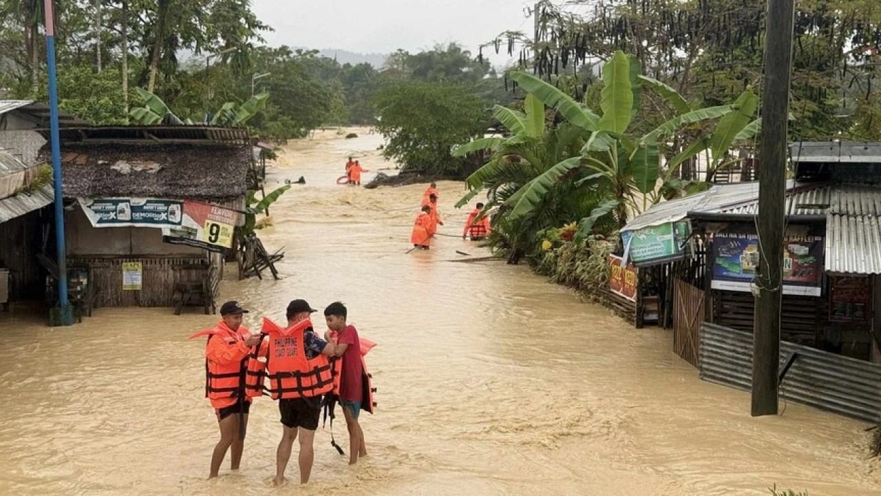 Filipinler'de tropikal siklon ve muson yağmurları nedeniyle 23 kişi hayatını kaybetti