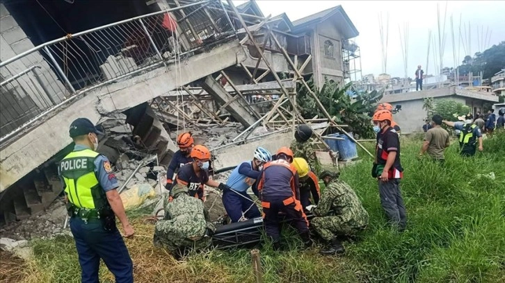 Filipinler, deprem bölgesinde kurtarma operasyonları için orduyu görevlendirdi