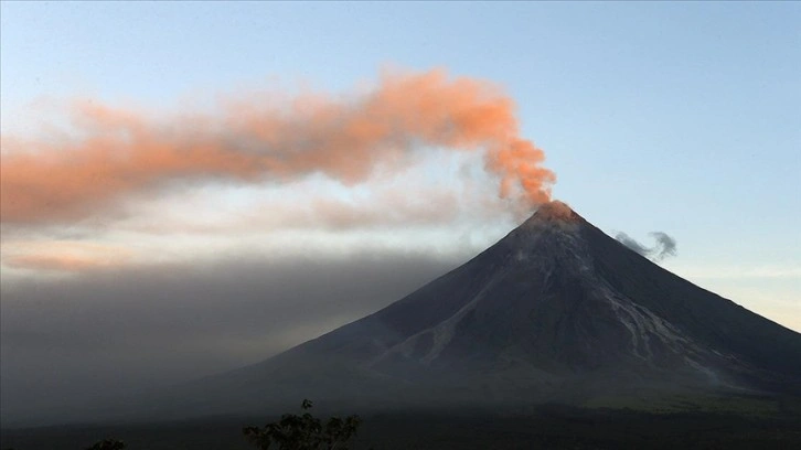 Filipinler'de Mayon yanardağı çevresinde alarm seviyesi yükseltildi