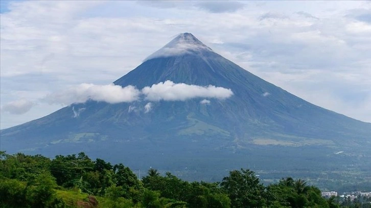 Filipinler'de Mayon Yanardağı'nın çevresindeki tahliyeler sürüyor