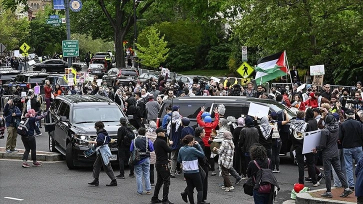 Filistin destekçileri, Beyaz Saray Muhabirleri Derneği Yemeği'ni protesto etti