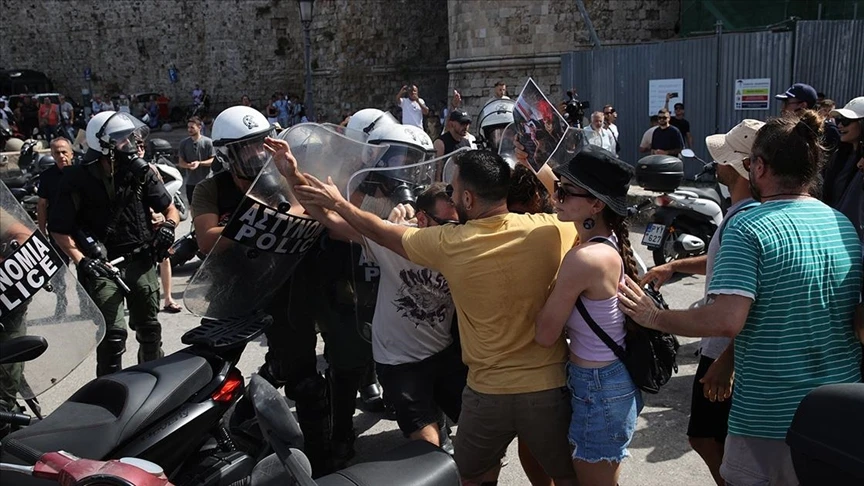 Filistin destekçisi eylemciler, Rodos'ta İsraillileri taşıyan gemiyi protesto ile karşıladı