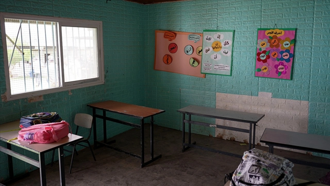 Filistin topraklarını gasbeden İsrailliler, Batı Şeria'da bir okula saldırdı