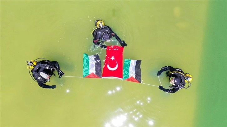 Filistin'e destek için su altında bayrak açtılar