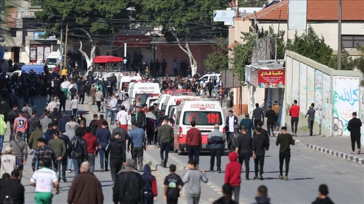 Filistin'in Cebaliya Mülteci Kampı'ndaki yangında hayatını kaybedenler son yolculuğuna uğu