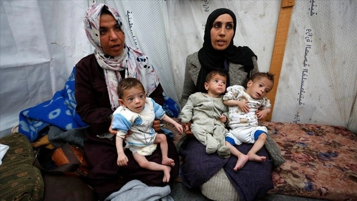 Filistinli anne açlıkla boğuşan üçüzlerinin hayatından endişe ediyor