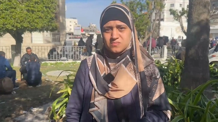 Filistinli anne İsrail'in vurduğu araçta mahsur kalan küçük kızından günlerdir haber bekliyor
