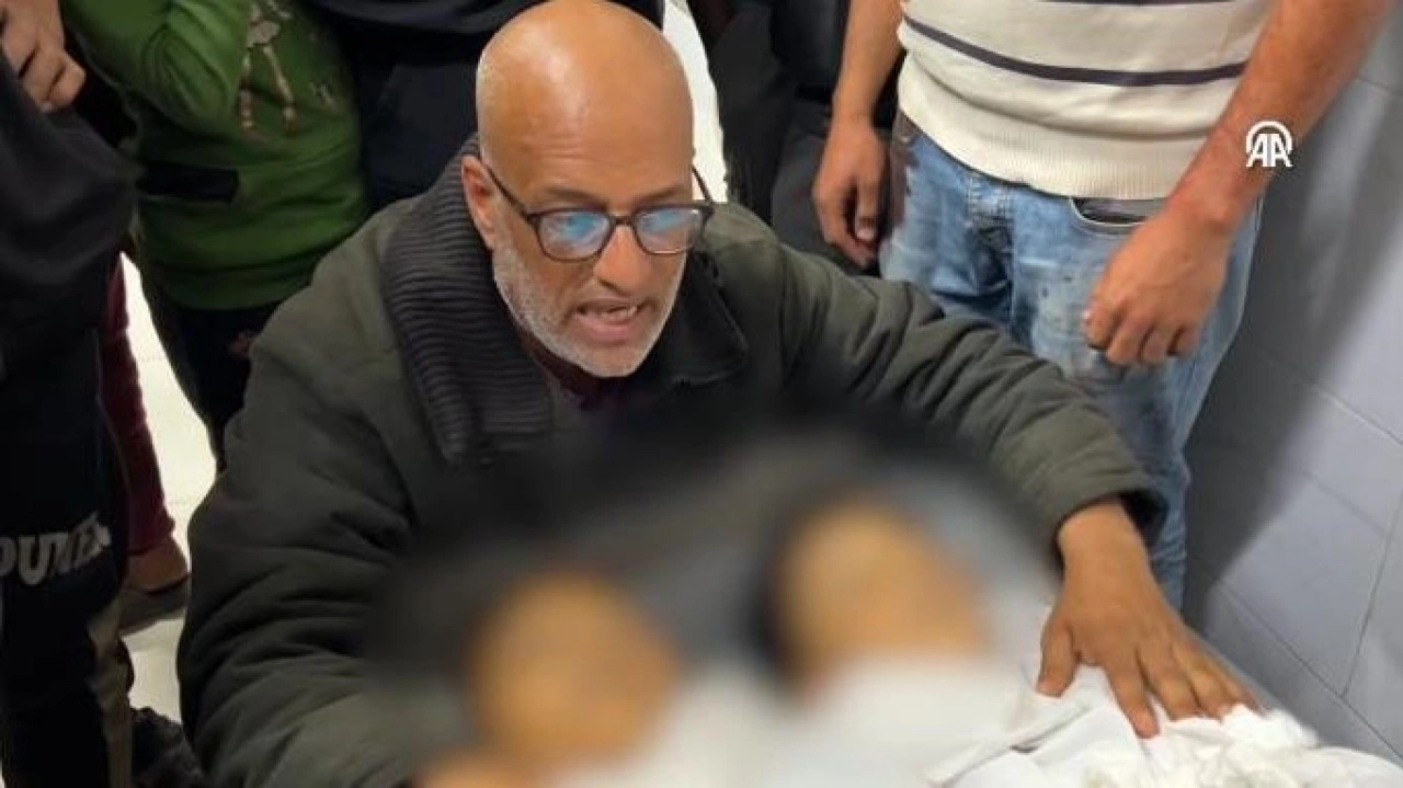 Filistinli babanın çocuklarına veda ettiği görüntüler yürek burktu