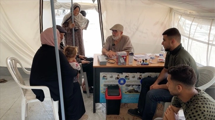 Filistinli doktor, Refah'ta kurduğu "çadır muayenehanede" sağlık hizmeti veriyor