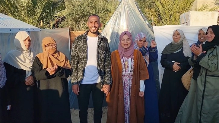 Filistinli genç çift, Refah'ta sığındıkları çadır kentte dünya evine girdi
