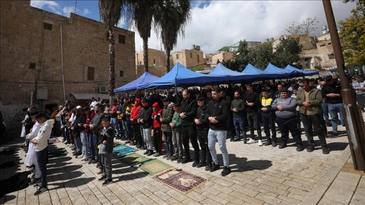 Filistinliler kısıtlamalara rağmen Ramazanın ilk Cuma Namazını Harem-i İbrahim Camisinde kıldı