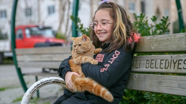 'Fıstık' isimli kedi, İzmir'deki kitap okuma projesinin maskotu oldu