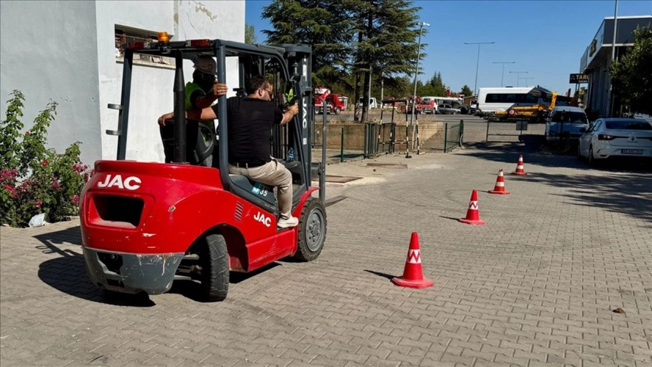 Forklift operatörü olan yükümlüler "hayata yeni bir adım" atıyor