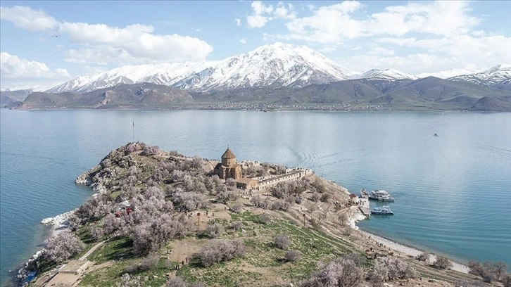 Fotoğrafçılık öğrencileri badem ağaçlarının çiçek açtığı Akdamar Adası'nı görüntüledi