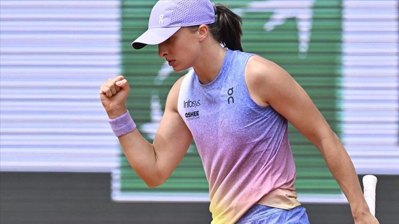 Fransa Açık'ta Swiatek, eski Wimbledon şampiyonu Rıbakina'yı eleyerek çeyrek finale yüksel