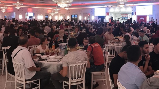 Fransa'da bin 500 kişi bir arada iftar yaptı