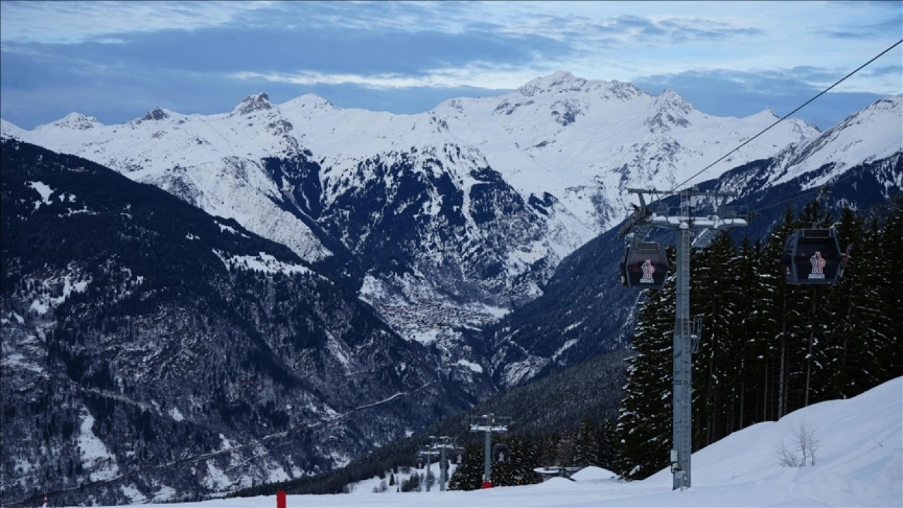 Fransa'da &ccedil;ığ d&uuml;şmesi nedeniyle 2 kayak&ccedil;ı hayatını kaybetti