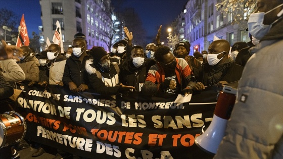 Fransa'da göçmenler oturum izni talebiyle sokaklara çıktı