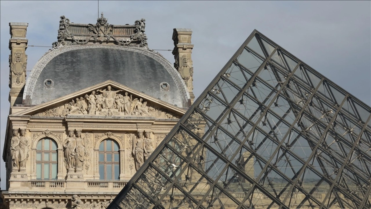 Fransa'da Louvre Müzesi soygunuyla ilişkili bir kişi daha gözaltına alındı