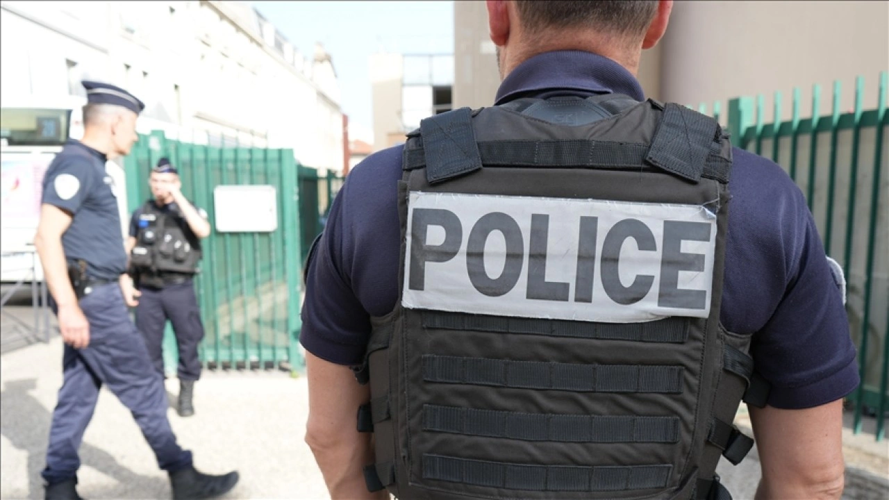 Fransa'da mali polis, Ulusal Birlik Partisinin merkezinde arama yapıyor