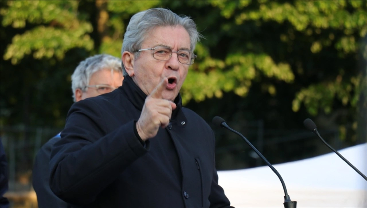Fransa’da muhalefet, hükümetin güvenoyu alamaması halinde Macron için azil süreci başlatacak