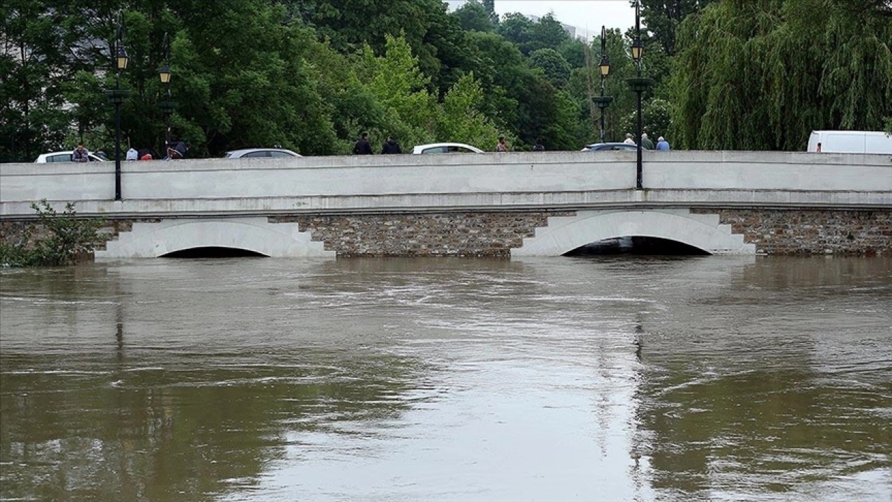 Fransa'da şiddetli yağışlar sebebiyle 5 vilayette sel alarmı