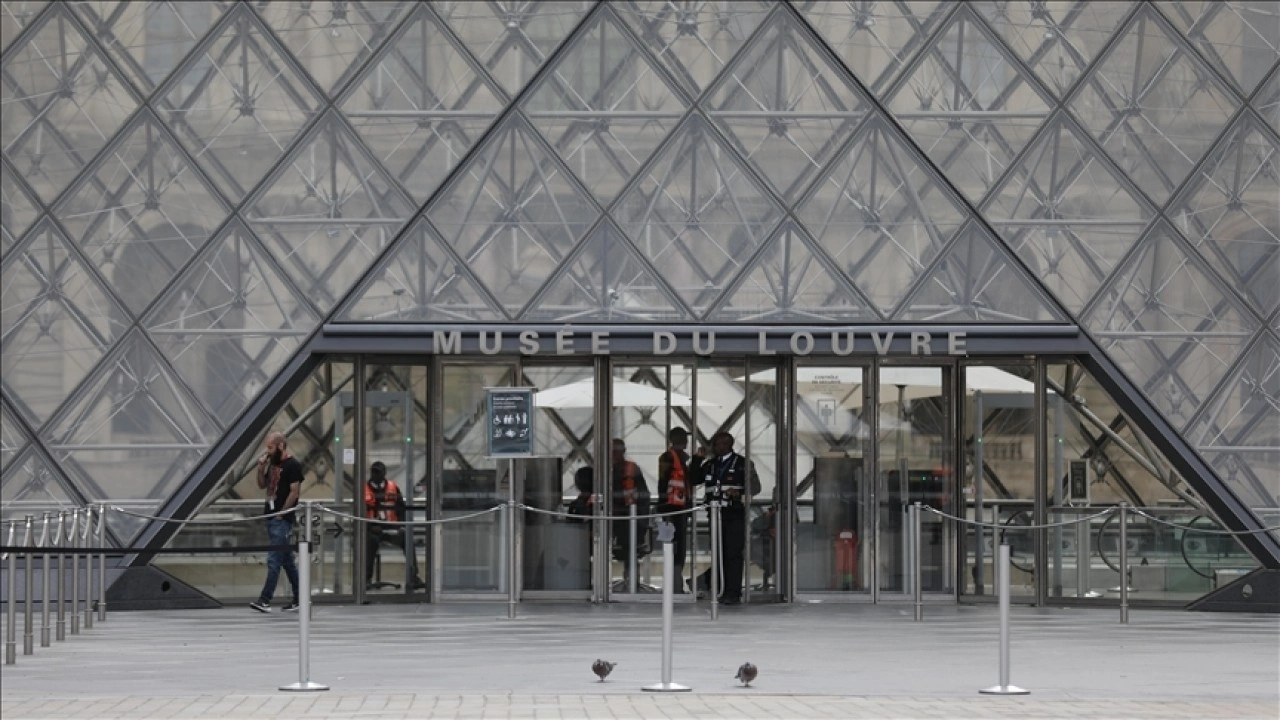 Fransa'da soygunun yapıldığı Louvre Müzesi'ndeki bazı mücevherler merkez bankasına taşındı