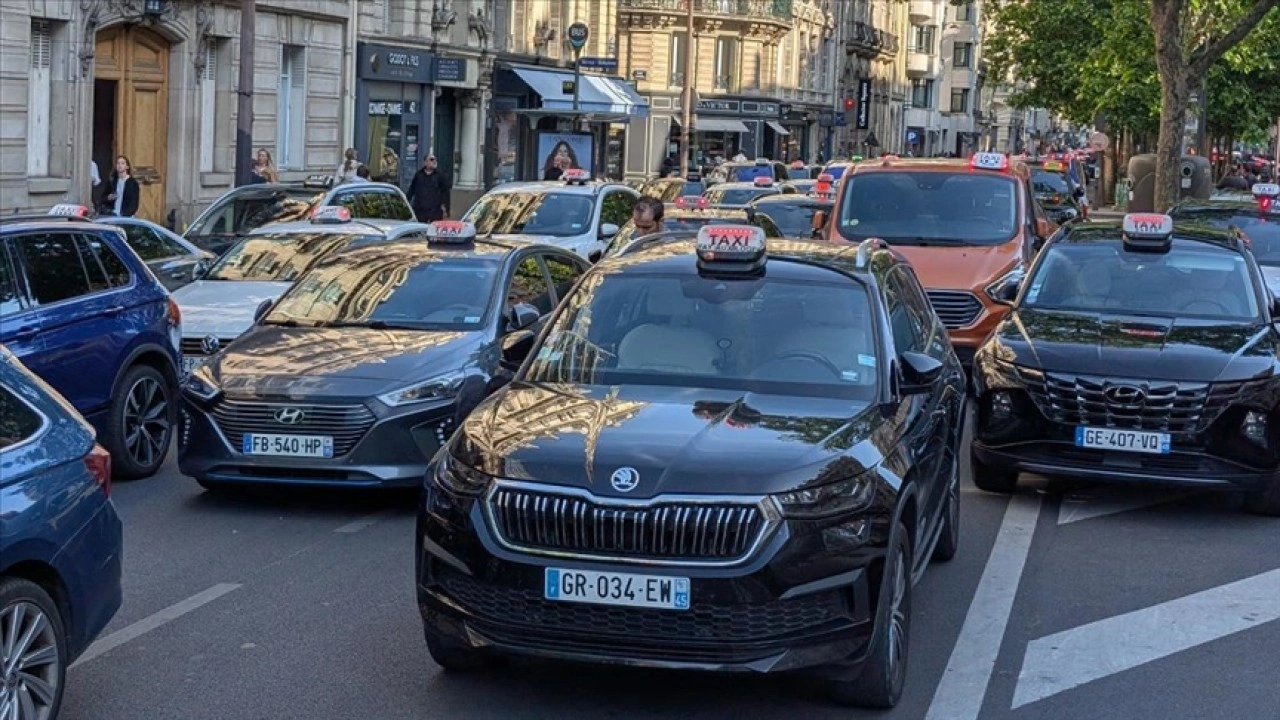 Fransa genelinde taksi şoförleri eylem düzenledi