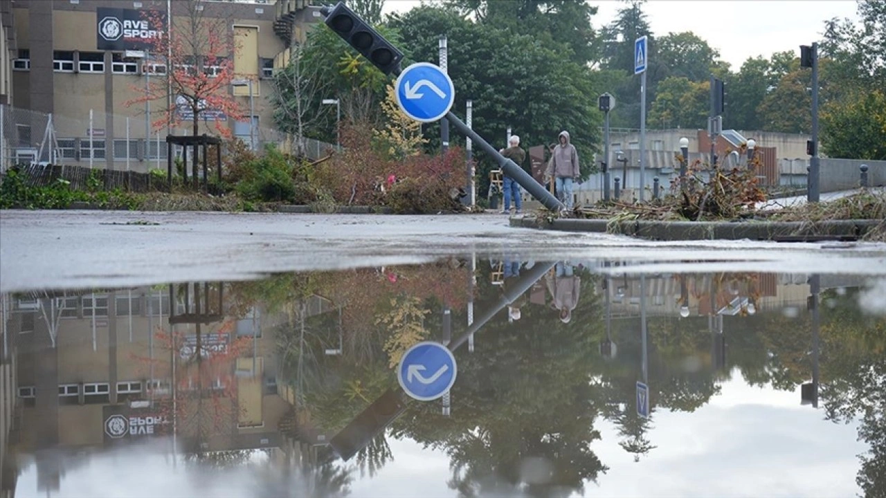 Fransa'nın g&uuml;neyinde şiddetli yağışlar nedeniyle turuncu alarm verildi