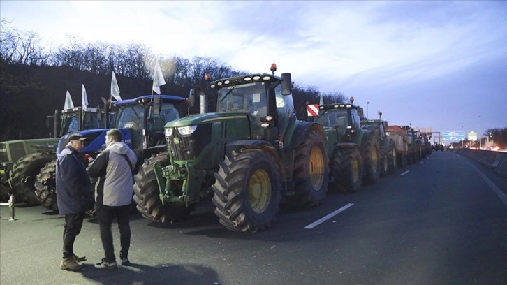 Fransa'da binlerce çiftçi traktörleriyle eylemlerini sürdürüyor
