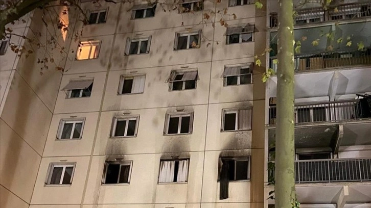 Fransa'da bir Türk'ün de öldüğü apartman yangınının kurbanları anısına yürüyüş düzenlendi