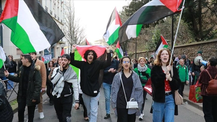 Fransa'da Carrefour, İsrail'e desteği sebebiyle meşalelerle protesto edildi