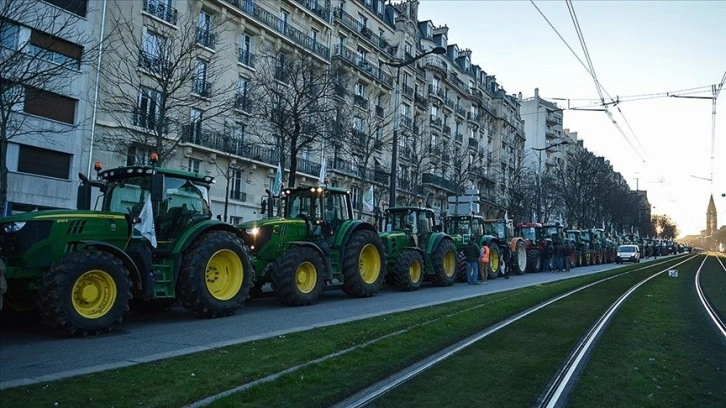 Fransa'da çiftçiler traktörleriyle "Paris'i kuşatma eylemi" yaptı