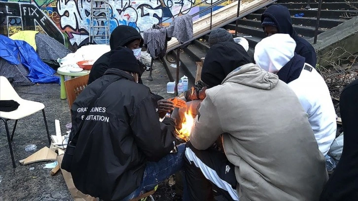 Fransa'da çocuk göçmenler Paris'te köprü altında hayata tutunmaya çalışıyor