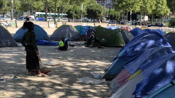 Fransa'da dernekler, yetkililerin kayıtsız kaldığı göçmen çocuklar için harekete geçti