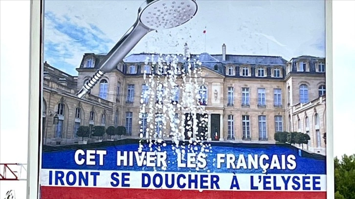Fransa'da enerji sıkıntısına dikkati çeken "duş başlıklı Elysee Sarayı" afişi gündem oldu