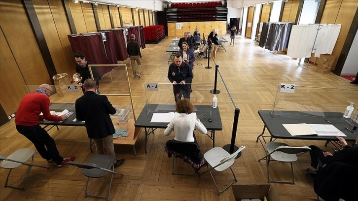 Fransa'da genel seçimin ilk turunda iktidar ve muhalefetin oy oranı başa baş görünüyor