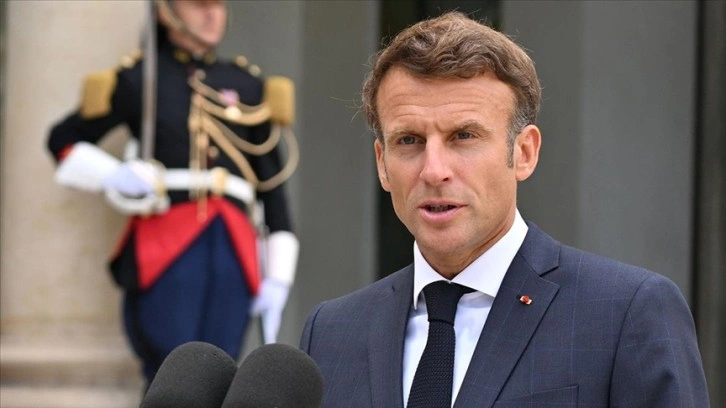 Fransa'da kabinenin enerji tasarrufu için kalın giyinme trendine Macron da katıldı