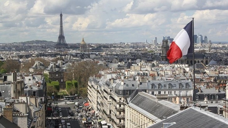 Fransa'da 'Müslüman gençlerin çokça takip ettiği' imamın sınır dışı edilmesine tepki