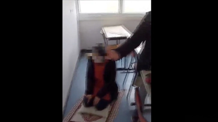 Fransa’da namaz kılan üniversite öğrencisine kamerayla İslamofobik taciz