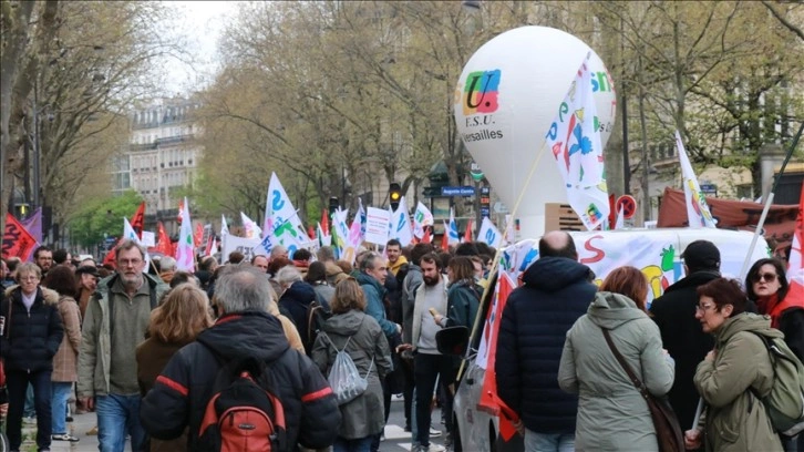 Fransa'da öğretmen sendikalarından hükümetin eğitim düzenlemelerine karşı eylem çağrısı