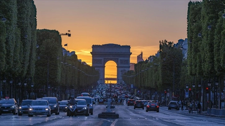 Fransa'da Şanzelize Caddesi'ndeki ışıklı süslemeler tasarruf için erken söndürülecek