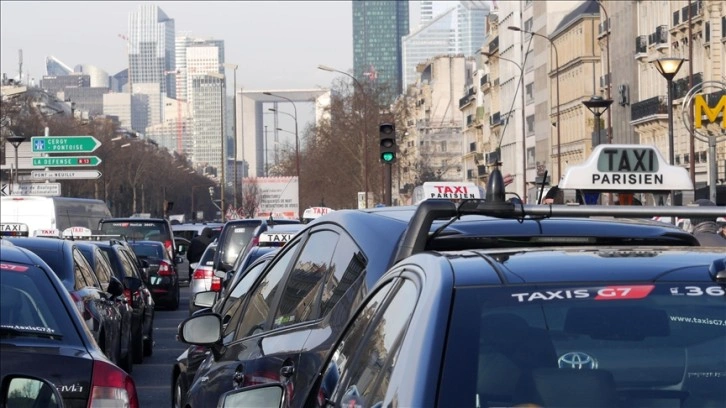 Fransa'da sosyal güvenlik yasasını protesto eden taksiciler eylem yaptı