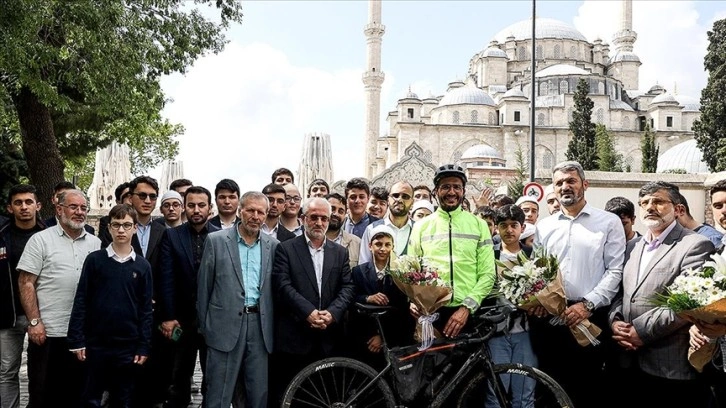 Fransa'dan bisikletle hacca gitmek için yola çıkan Fas asıllı Fransız yazar İstanbul'da