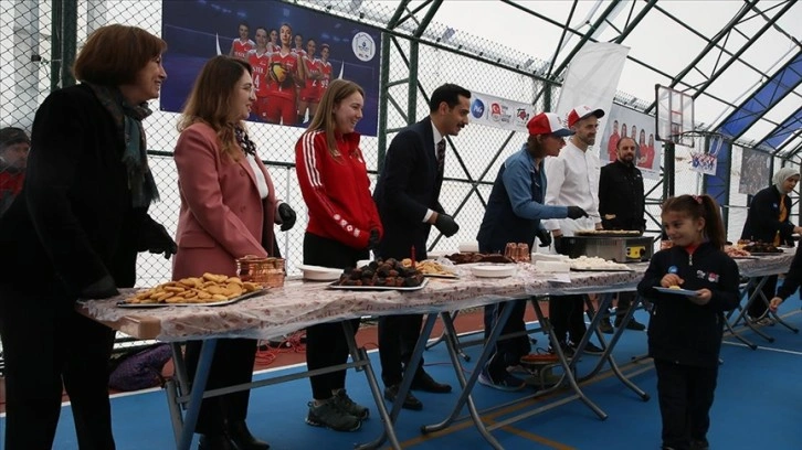 Fransa'nın Ankara Büyükelçisi Dumont, İslahiye'de depremzede çocukları ziyaret etti