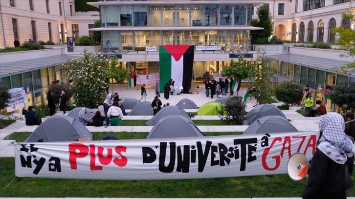 Fransa'nın prestijli okulu Sciences Po'da öğrenciler Filistin'e destek gösterisi düze