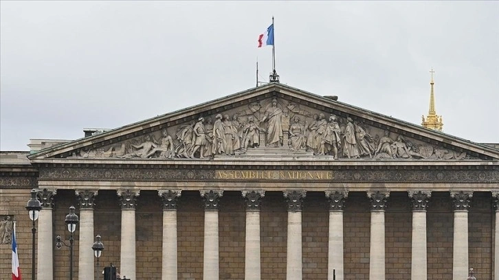 Fransız meclisi olaylarda tahrip edilen binaların hızla onarımı için tasarı kabul etti