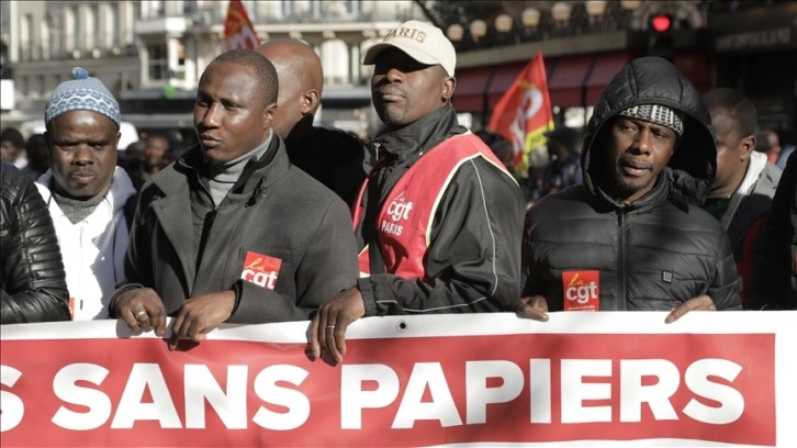 Fransız Senatosunun karşısında göçmen işçilere oturum verilmesi için gösteri düzenlendi
