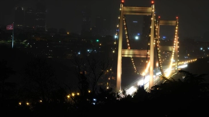 FSM Köprüsü, çocukluk çağı kanserlerine dikkati çekmek için ışıklandırıldı